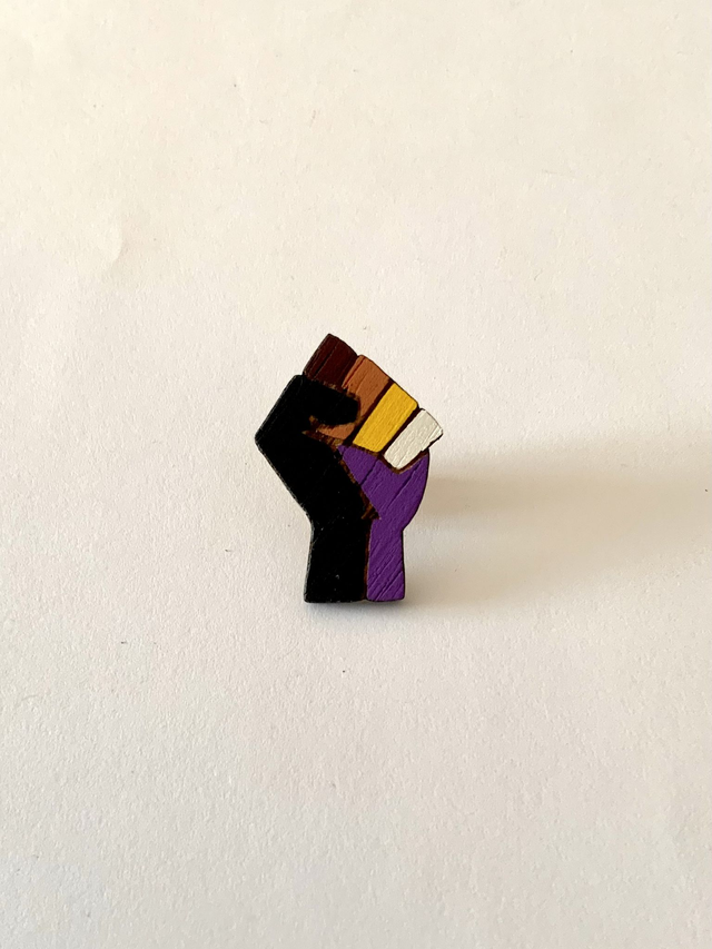 Pin’s « poing intersectionnel »