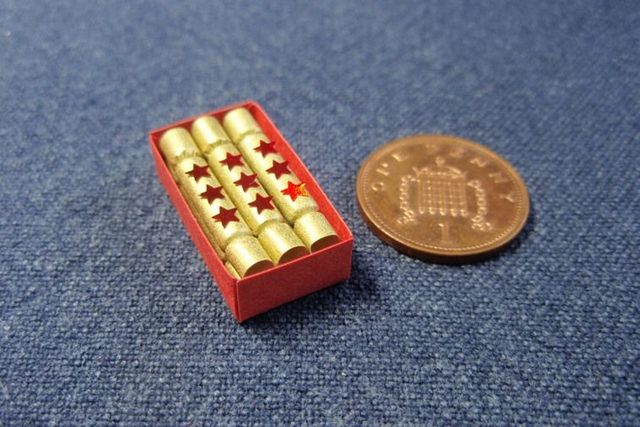 Christmas Crackers in Box (1/12th scale)