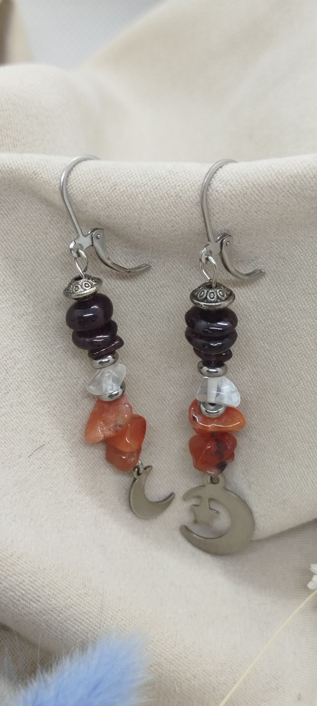 Paire de dormeuses en acier inoxydable et pierres naturelles (grenat, cristal de roche, cornaline)