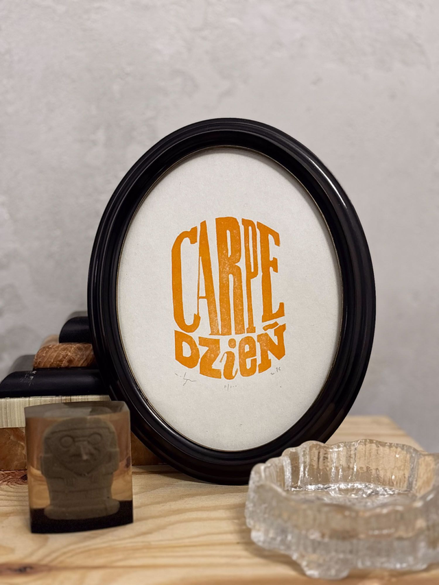 Carpe dzień 11/100 - linoryt w owalnej ramie vintage