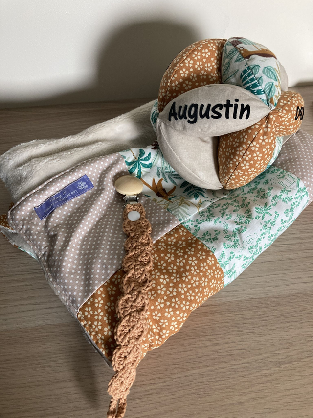 Lot naissance 5 = Couverture Patchwork + Balle de préhension + Attache tétine