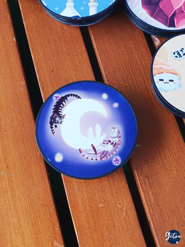 Poignée de téléphone chats tigrés autour du croissant de lune