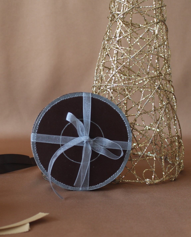 Ensemble de 4 dessous de verre ronds marron chocolat dont 2 liseré argenté et 2 liseré doré