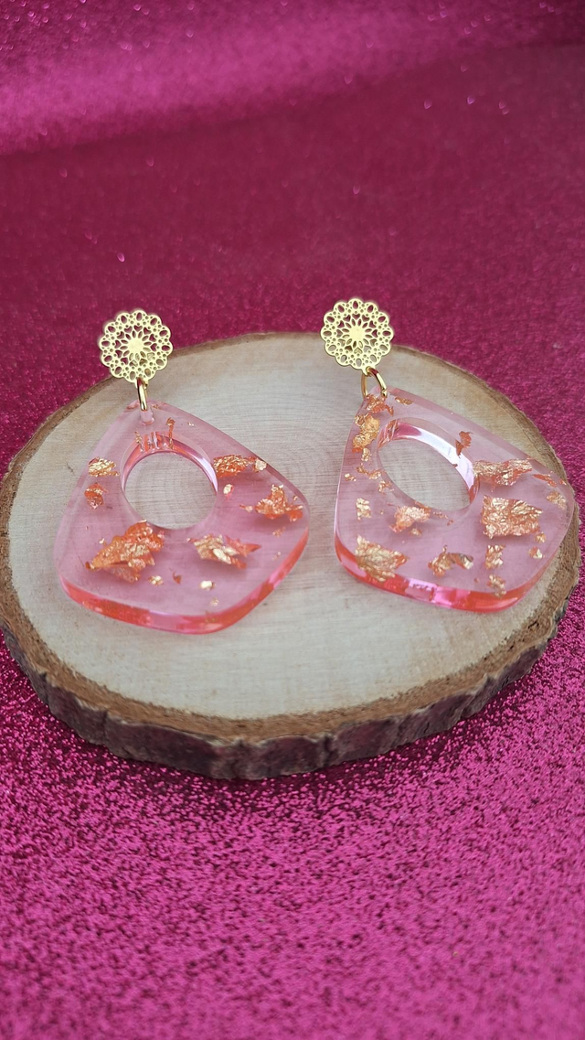 Boucles d&#039;oreilles maxi gouttes rose transparent et feuilles d&#039;or 