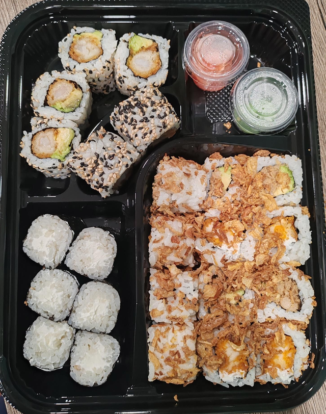 Plt 4 (24 pcs) maki fromage,california tempura avocat,crispy poulet fromage,crispy thon cuit avocat 