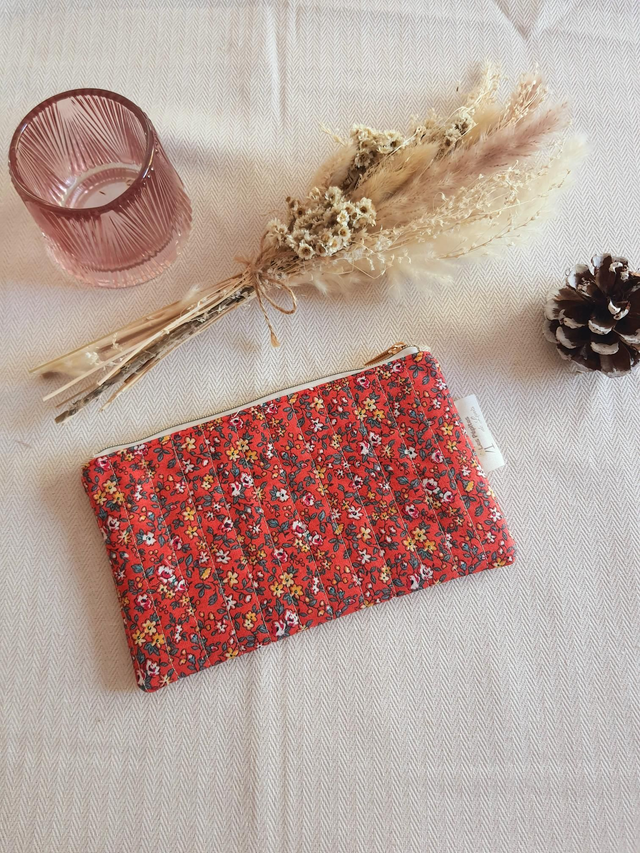 Trousse matelassée rouge fleurie