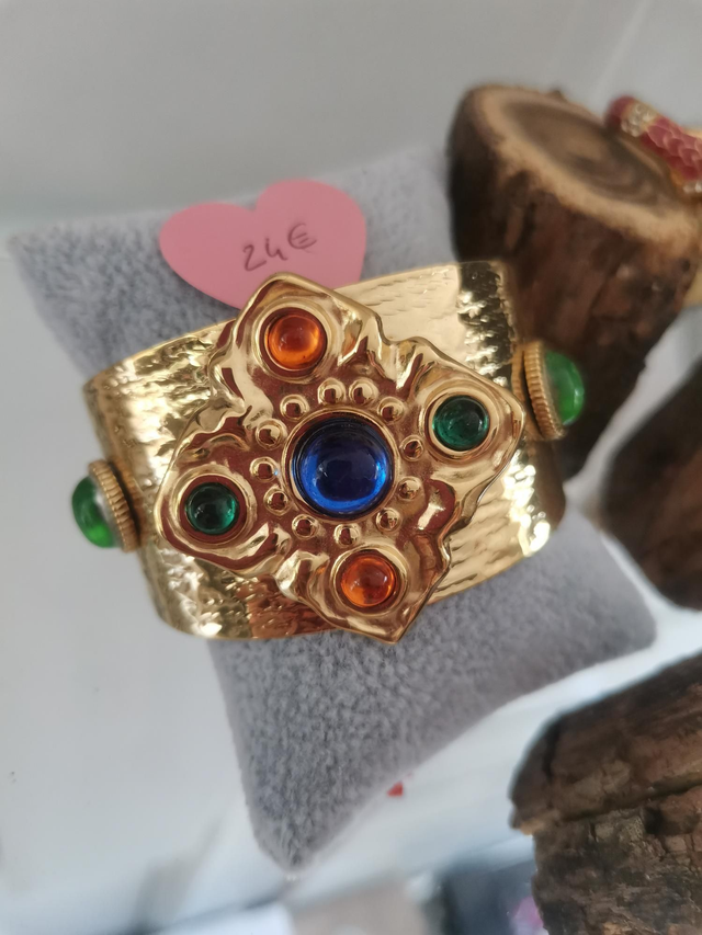 Manchette dorée et pierres 