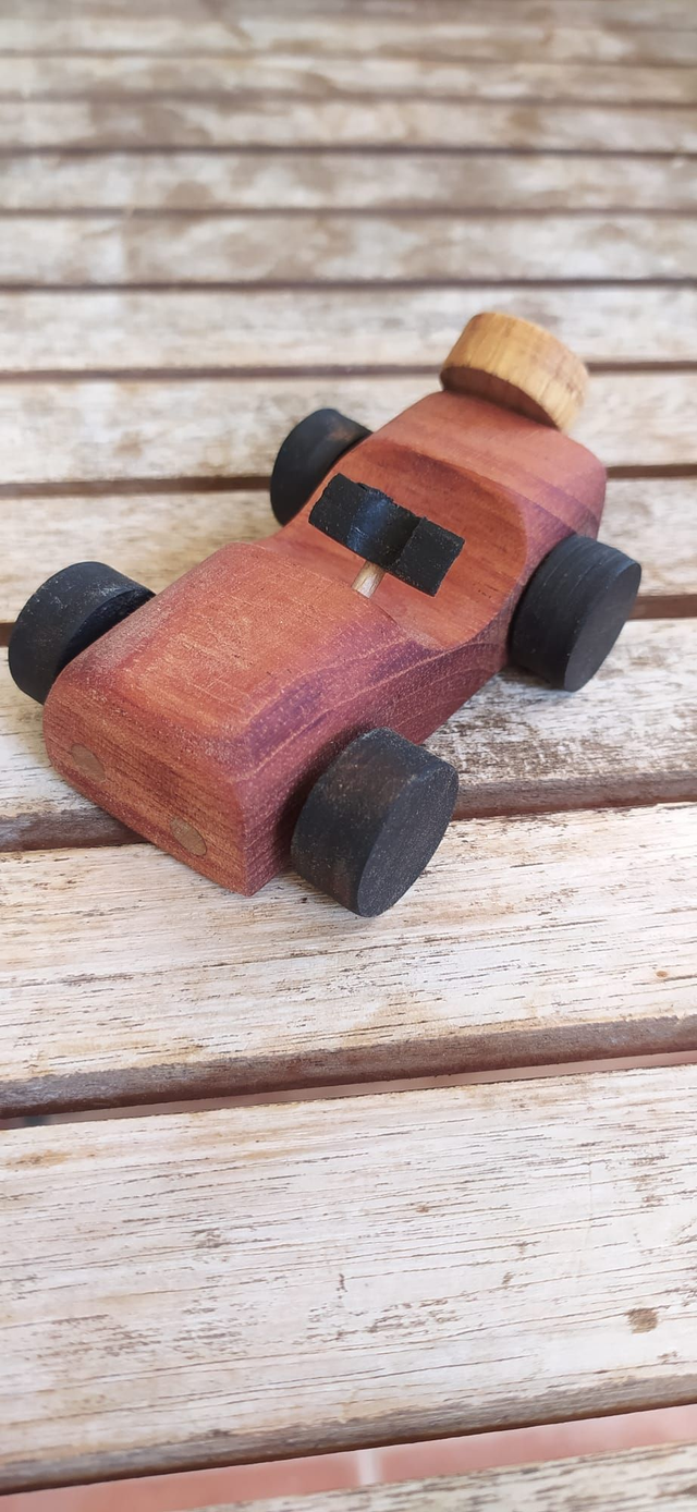 Coche pequeño de madera en caoba