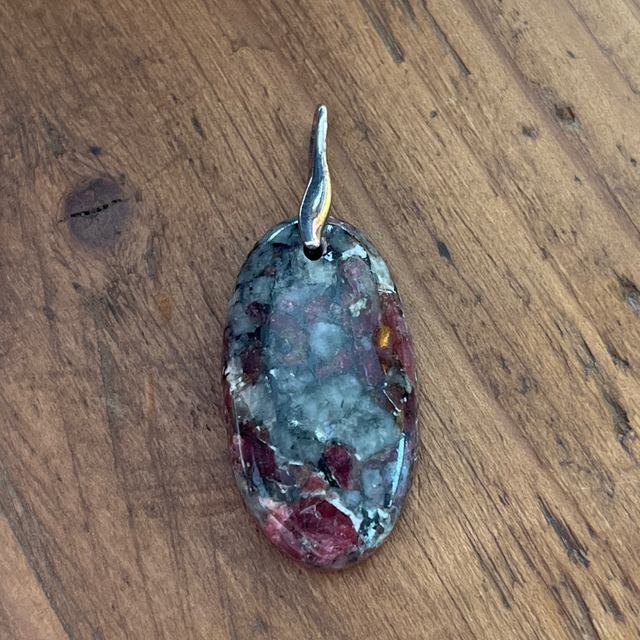 Pendentif en Eudialyte et bélière argent