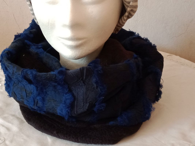 snood écharpe tube tissu multi matières frangé bleu électrique douillette noire
