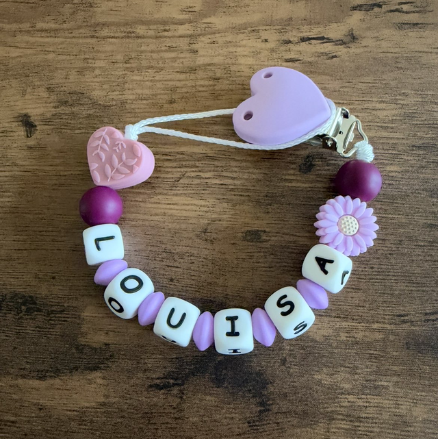 Attache-tétine personnalisée avec prénom – Rose et violet, cœurs et marguerite