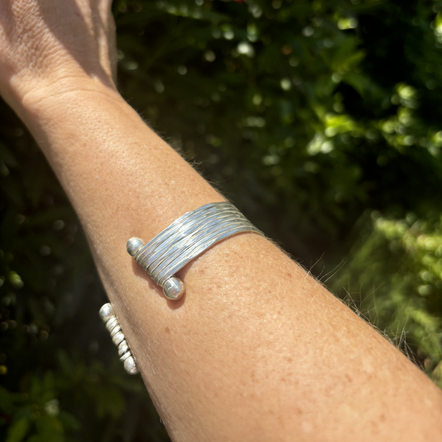 Brazalete hilos plateado