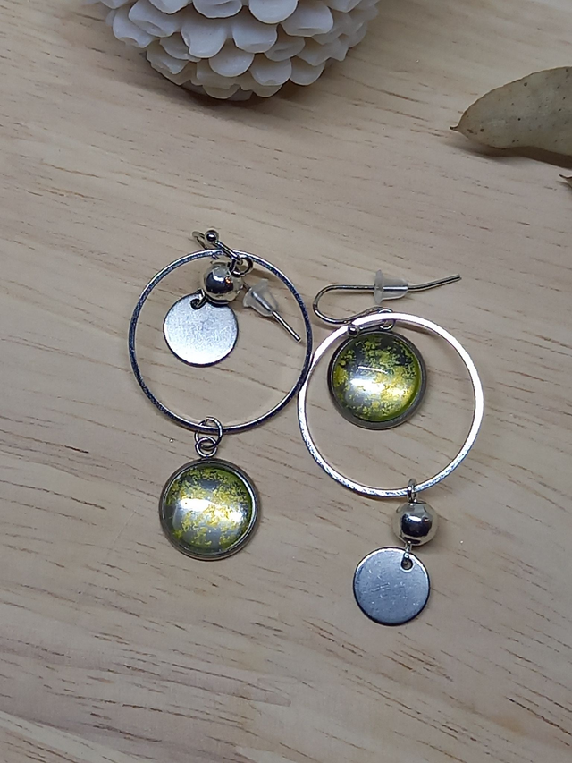 Boucles d&#039;oreilles asymétriques - cabochon rond jaune à effets /  cercle fin métal argenté / breloque disque argenté / argenté