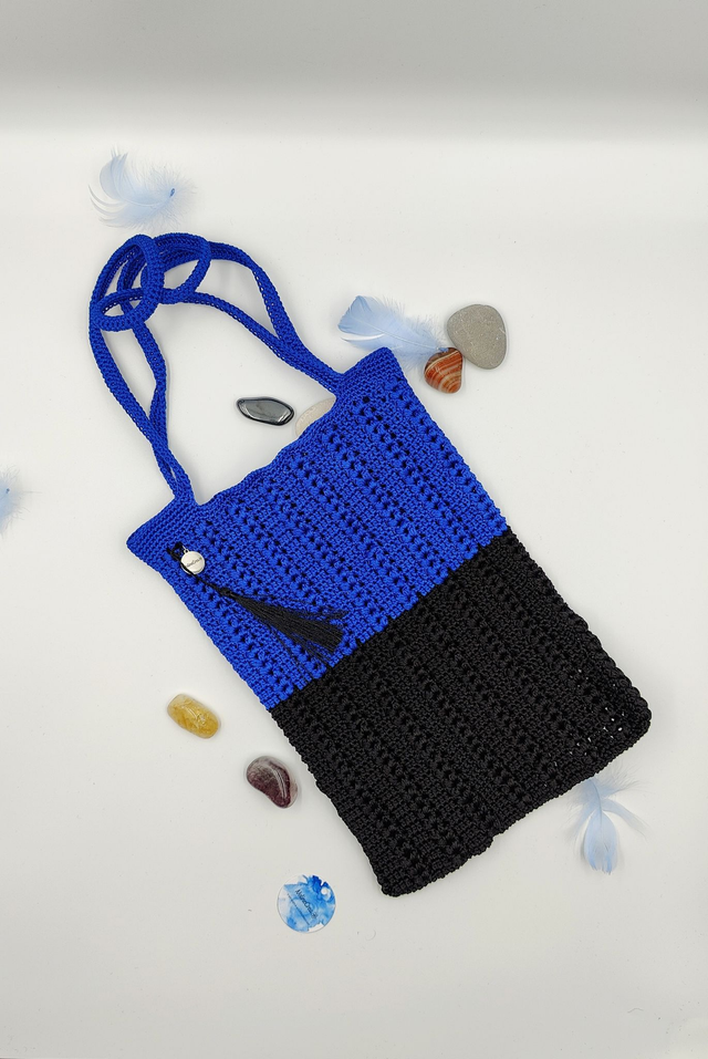 Petit sac style tote au crochet bleu foncé et noir, fil nylon/acrylique mercerisé