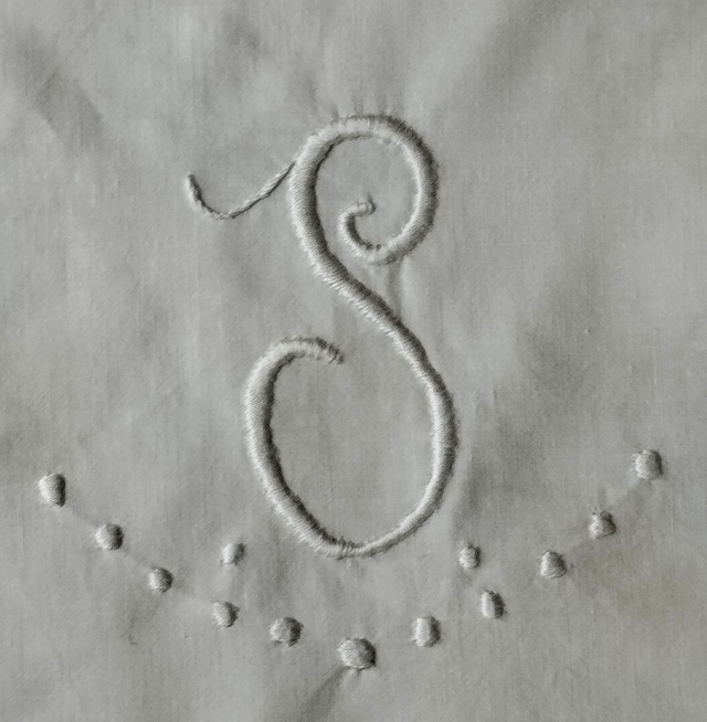 Monogramme S sur coton fin avec plumetis