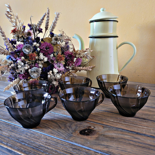 Tasses à café ou thé Vereco en verre fumé noir, torsadées (par 6 ou plus ou moins !)
