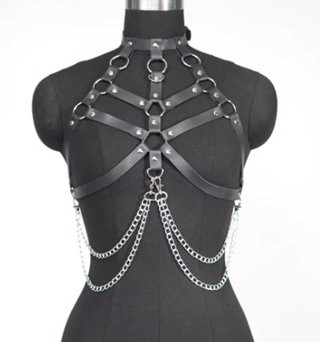 Corsé simulando cuero con cadenas