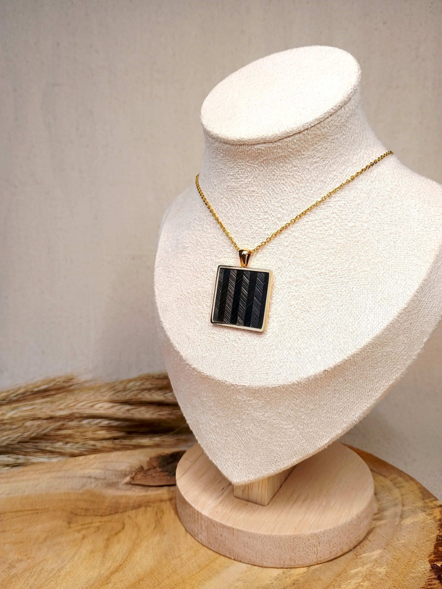 Collier MÉDAILLON Chevron Noir - Acier inoxydable doré à l'or