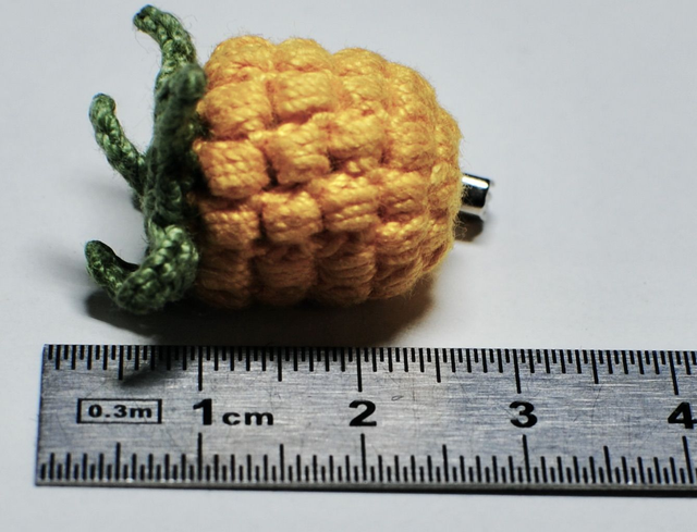 Broche "Framboise jaune"