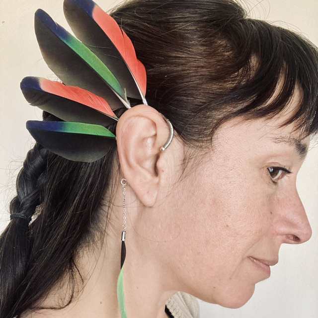 Tour d’oreille argenté en plume de perroquet