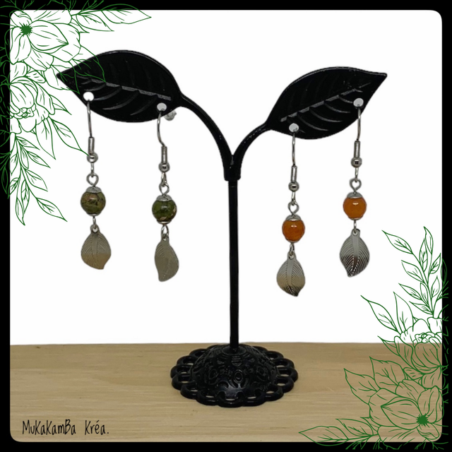 Boucles d’oreilles en acier inoxydable et perles en pierres naturelles. Feuilles