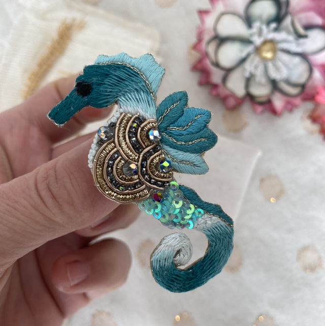 Broche brodée hippocampe bleu