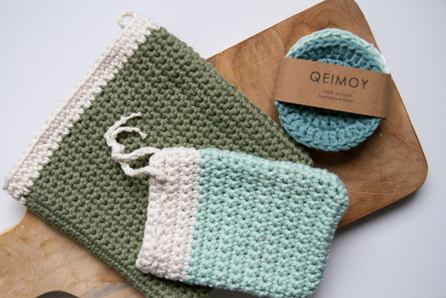 Beauty-set met gehaakt washandje, zeepzakje en drie gezichtsscrubbies