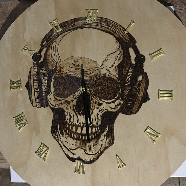 Pyrogravure horloge skull