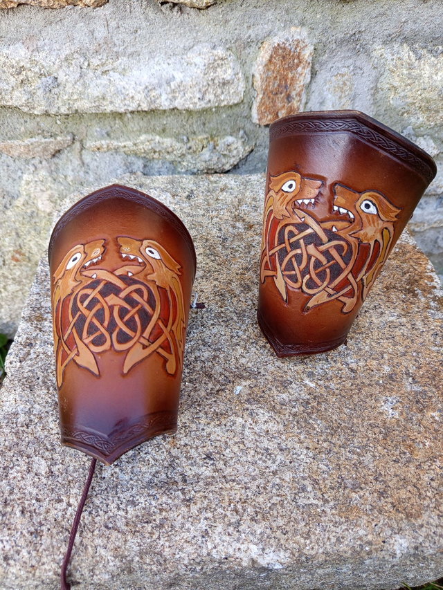 Canons d'avant-bras médiévaux lion celtique