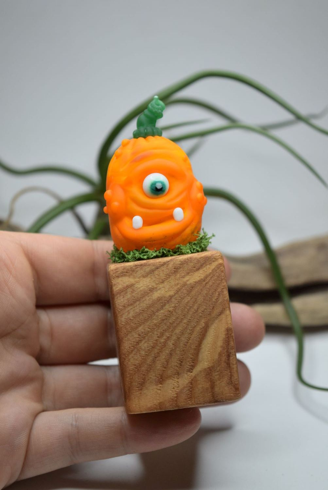 SCULPTURE CITROUILLE SUR SOCLE EN BOIS 