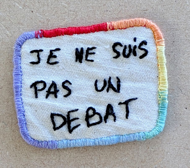 Broderie thermocollante faite main- Je ne suis pas un débat -  6 x 5 cm