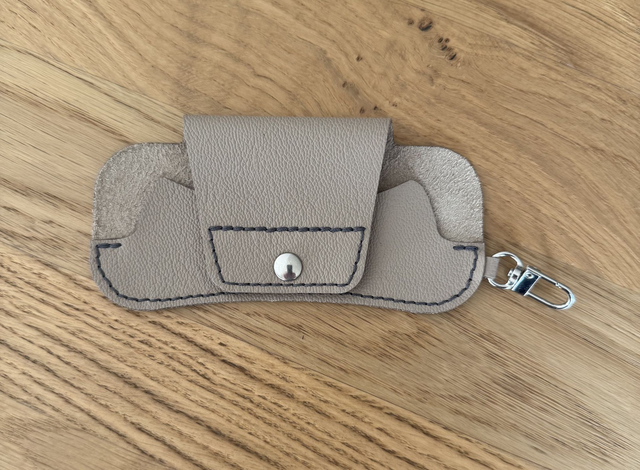 Etui à lunettes gris clair