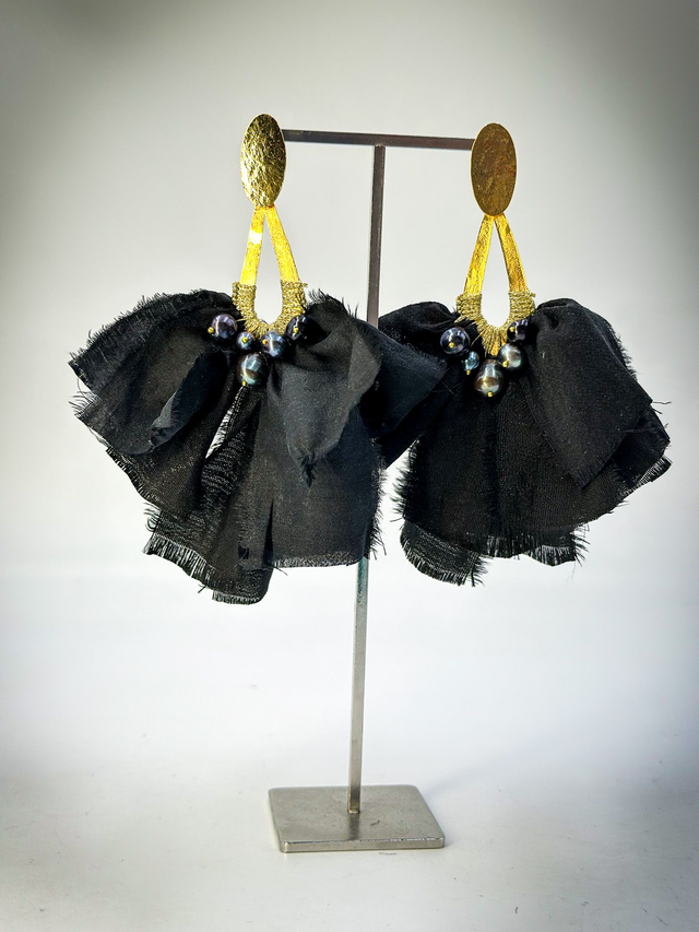 Boucles d&#039;oreilles &quot; Pivoines &quot; noires