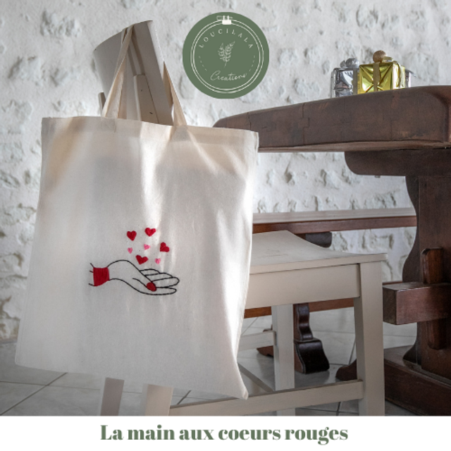 Tote bag brodé main - la main aux coeurs rouges