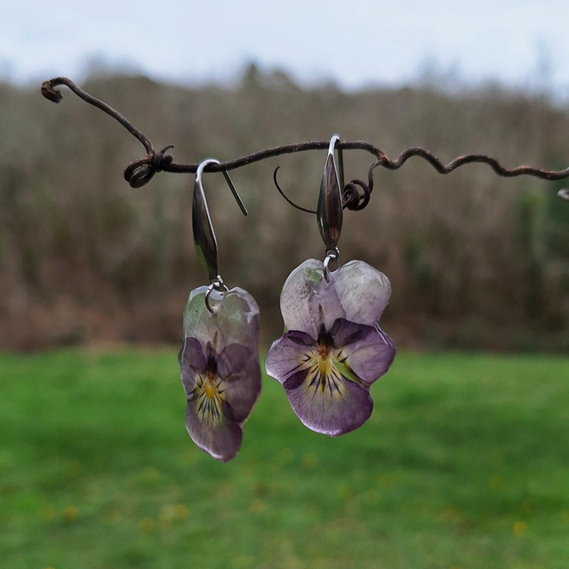 Boucles d'oreilles petites Pensées · Viola cornuta · argenté