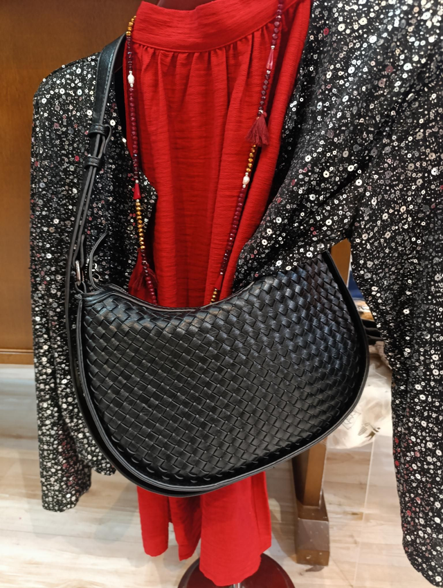 Bolso trenzado medialuna