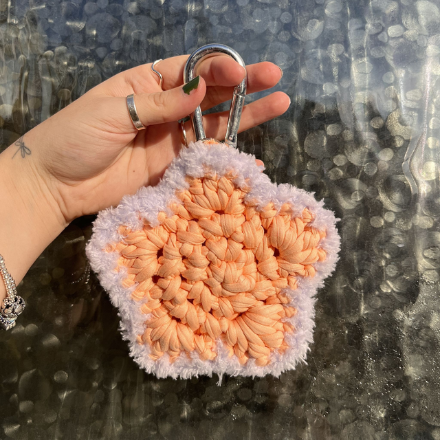 Peach and Lilac T-shirt Star Carabiner