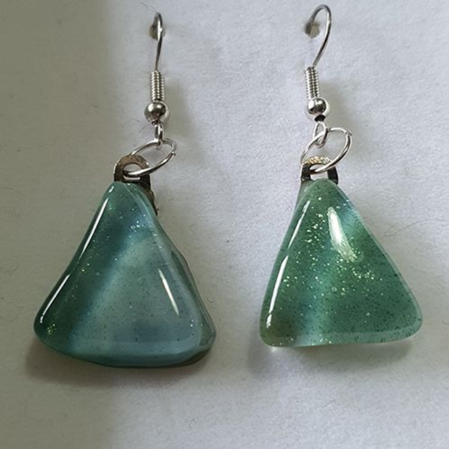 Sparkly green xmas tree shaped dangly fused glass earrings e66