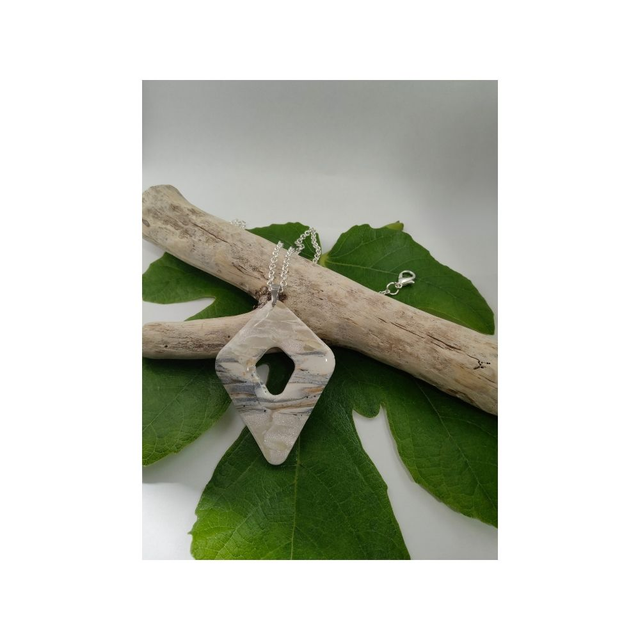 Collier faux granit losange 