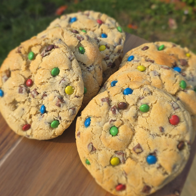 Chunky M&M choc chip cookies (box of 4)