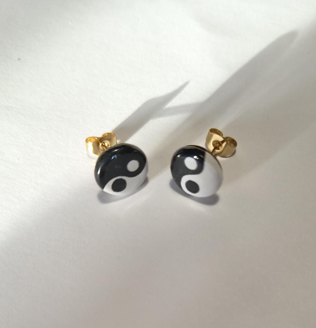 Puces d'oreilles yin et yang 