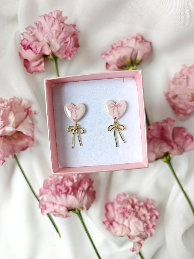 Valentinova kolekcija Roza pentlja-  Srce s pentljo