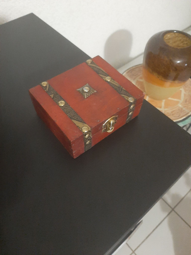 Petite boîte rouge bordeau   décorative en bois à bijoux		 		