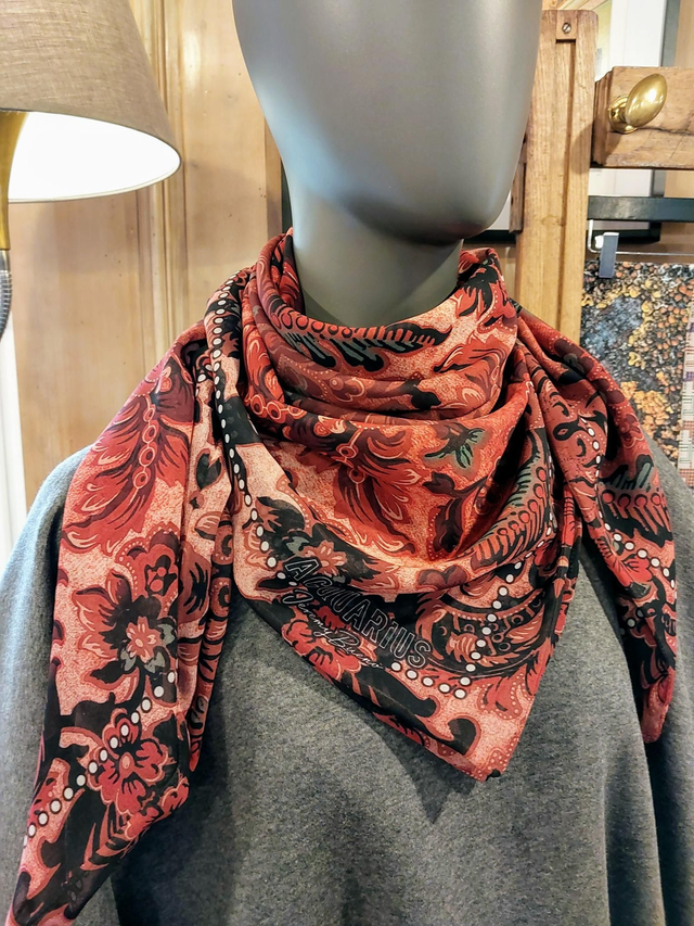 PARFUM red. Foulard carré 90cm doublé et réversible.