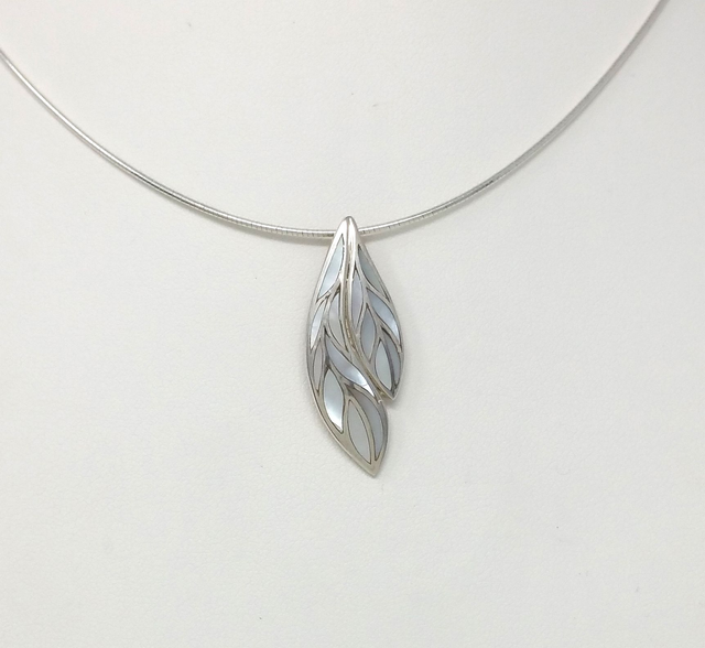 PENDENTIF DEUX FEUILLES DE NACRE BLANCHE SUR ARGENT MASSIF - VENDU SANS CHAINE - 4462