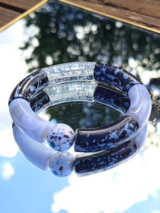 Bracelet perles tubes incurvées acrylique Uma Raakh