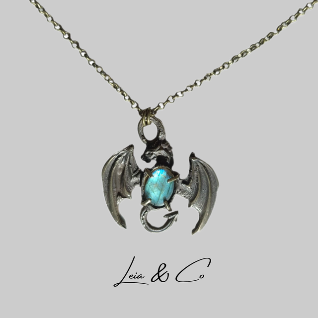 Amulette dragon antique avec Labradorite bleue-verte LEIA&amp;CO