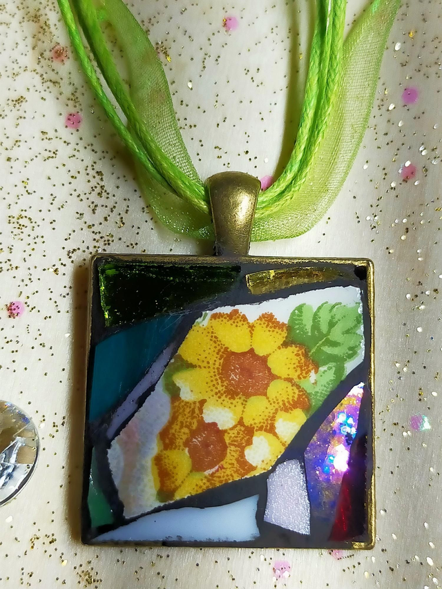 Pendentif mosaïque de verres. 