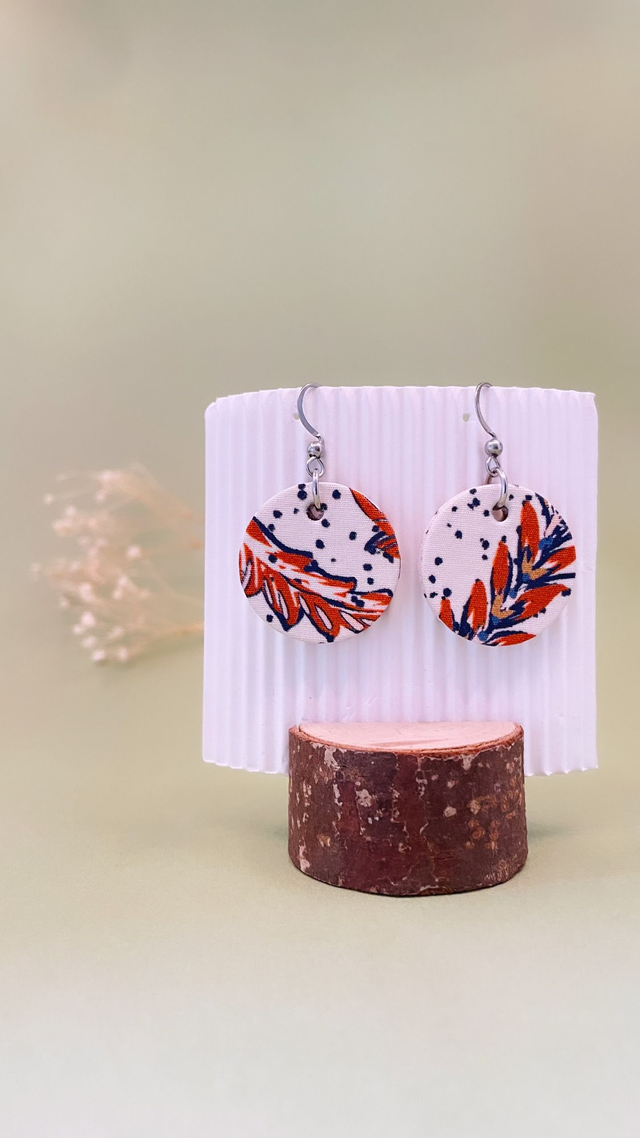 Boucles d'oreilles carton et tissu imprimé forme petites rondes, collection « kashemire » - tons blanc, bleu et orangé 