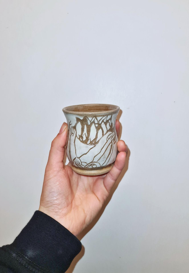 Tasse à café offrir et cueillir des fleurs